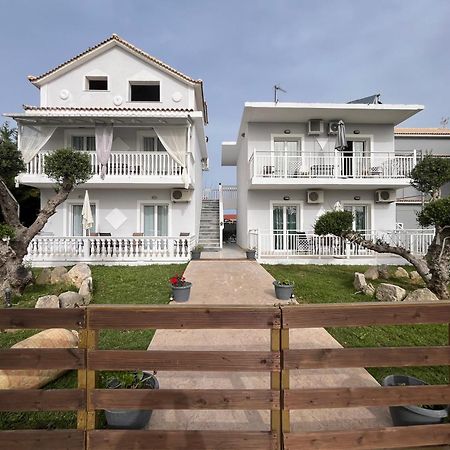 Villa Antonis Deluxe Apartments Amoudi Bagian luar foto
