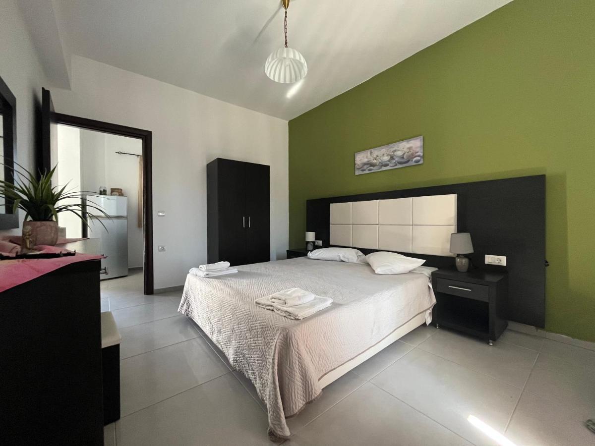 Villa Antonis Deluxe Apartments Amoudi Bagian luar foto
