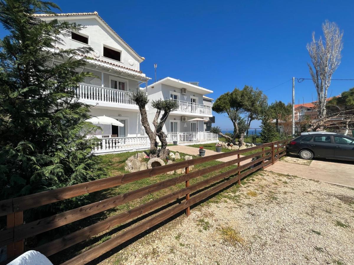 Villa Antonis Deluxe Apartments Amoudi Bagian luar foto