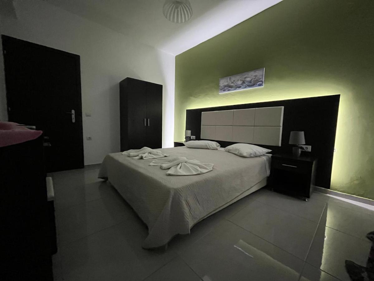 Villa Antonis Deluxe Apartments Amoudi Bagian luar foto