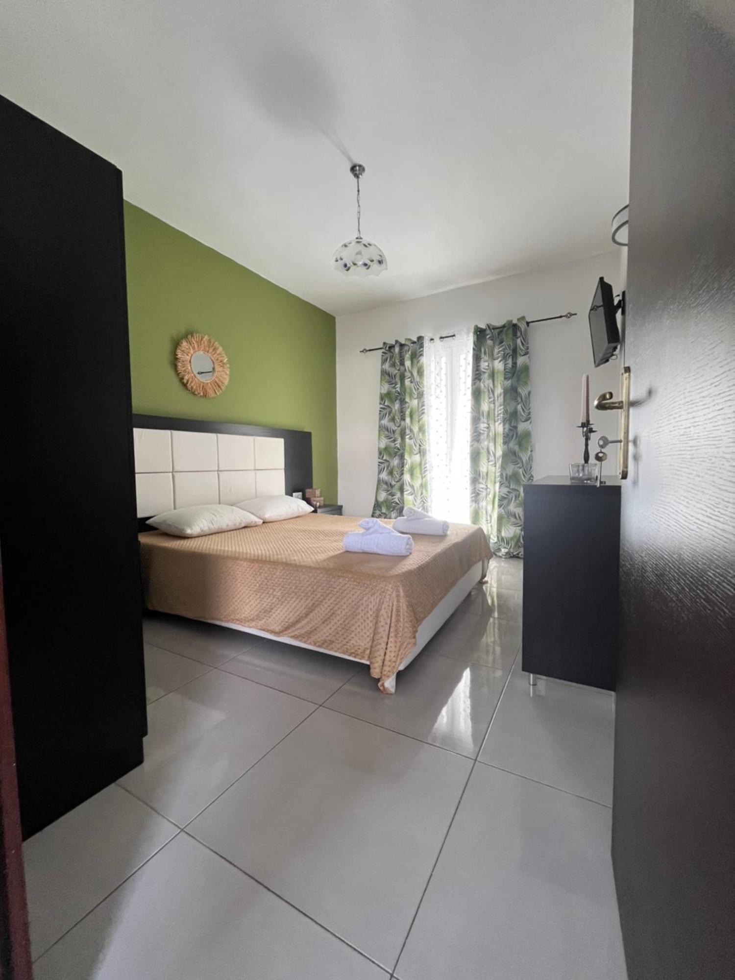 Villa Antonis Deluxe Apartments Amoudi Bagian luar foto