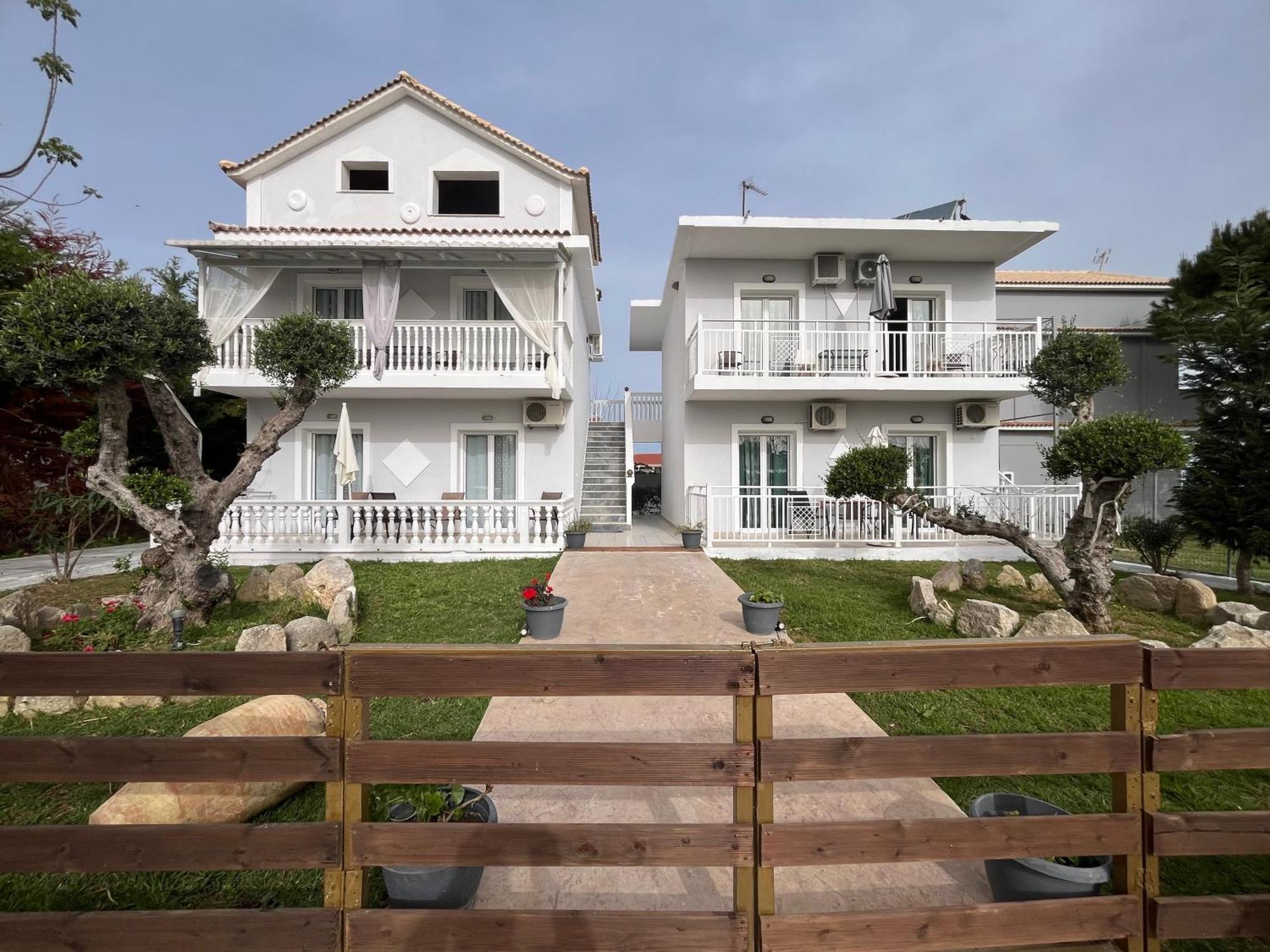 Villa Antonis Deluxe Apartments Amoudi Bagian luar foto