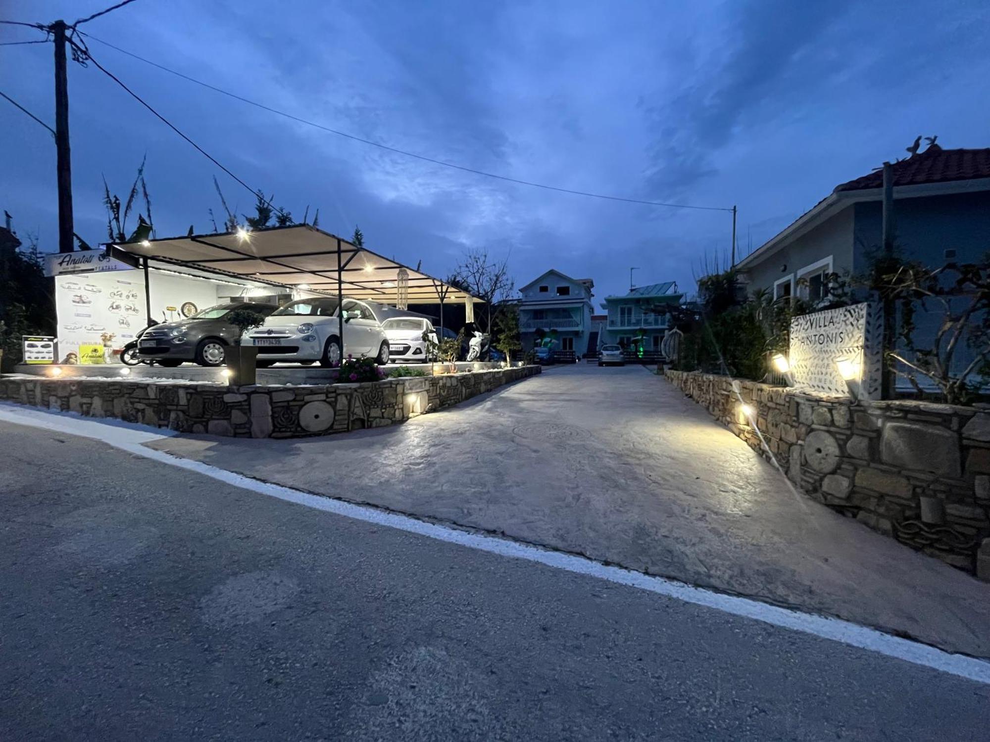 Villa Antonis Deluxe Apartments Amoudi Bagian luar foto