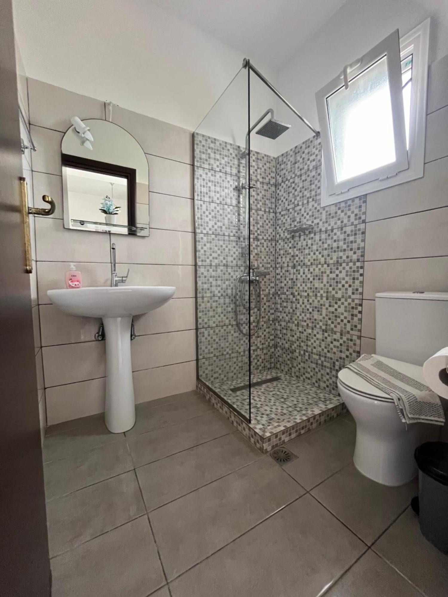 Villa Antonis Deluxe Apartments Amoudi Bagian luar foto