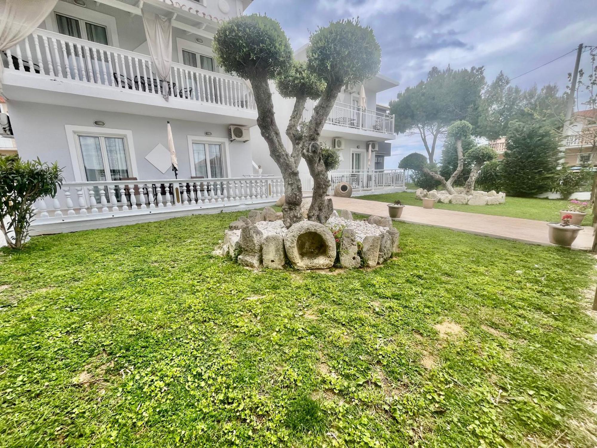 Villa Antonis Deluxe Apartments Amoudi Bagian luar foto