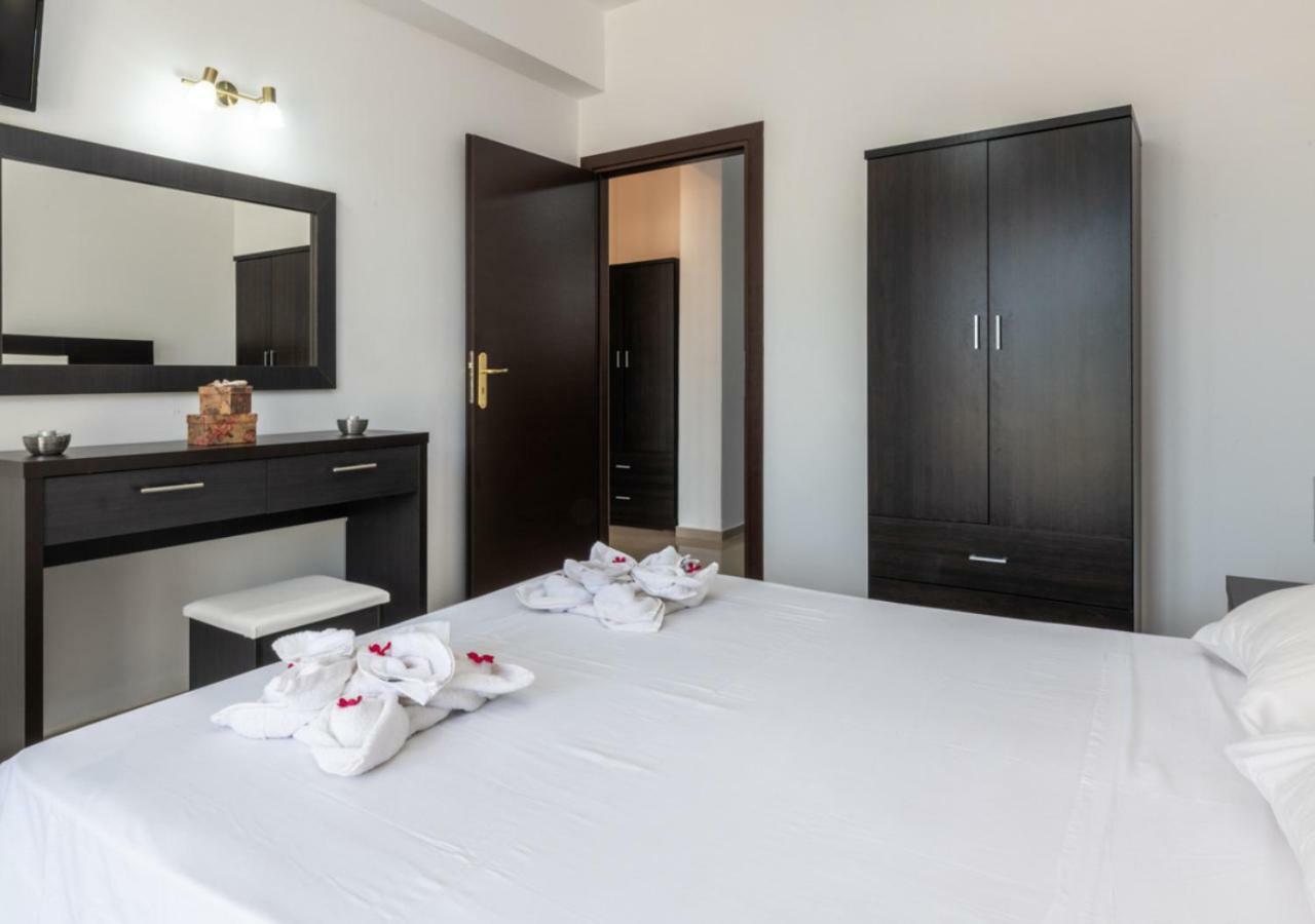 Villa Antonis Deluxe Apartments Amoudi Bagian luar foto