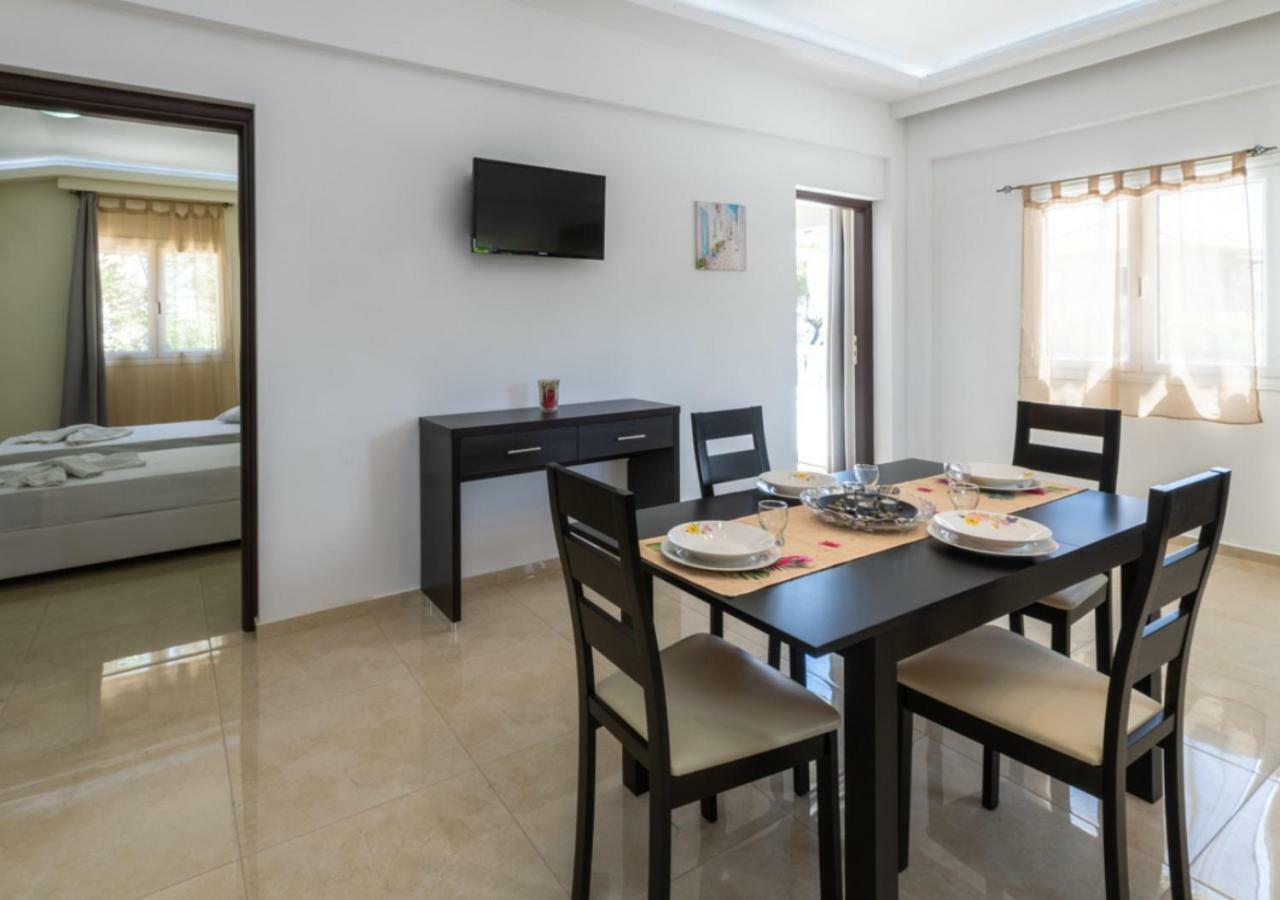 Villa Antonis Deluxe Apartments Amoudi Bagian luar foto