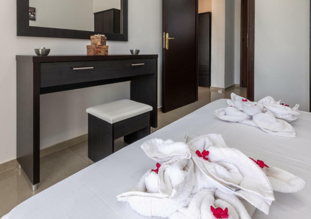 Villa Antonis Deluxe Apartments Amoudi Bagian luar foto