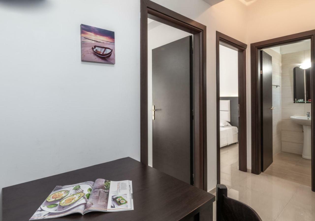 Villa Antonis Deluxe Apartments Amoudi Bagian luar foto