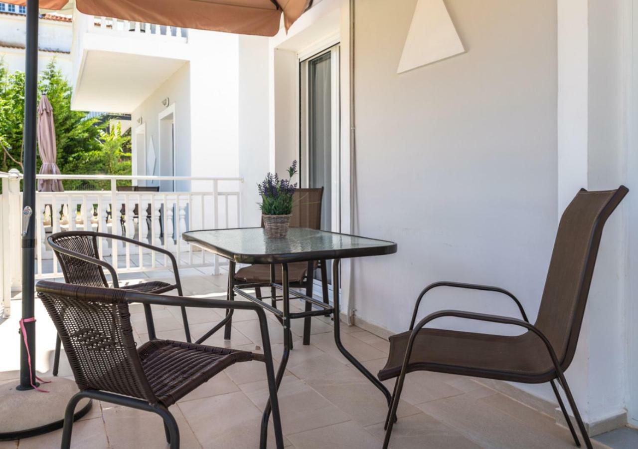 Villa Antonis Deluxe Apartments Amoudi Bagian luar foto