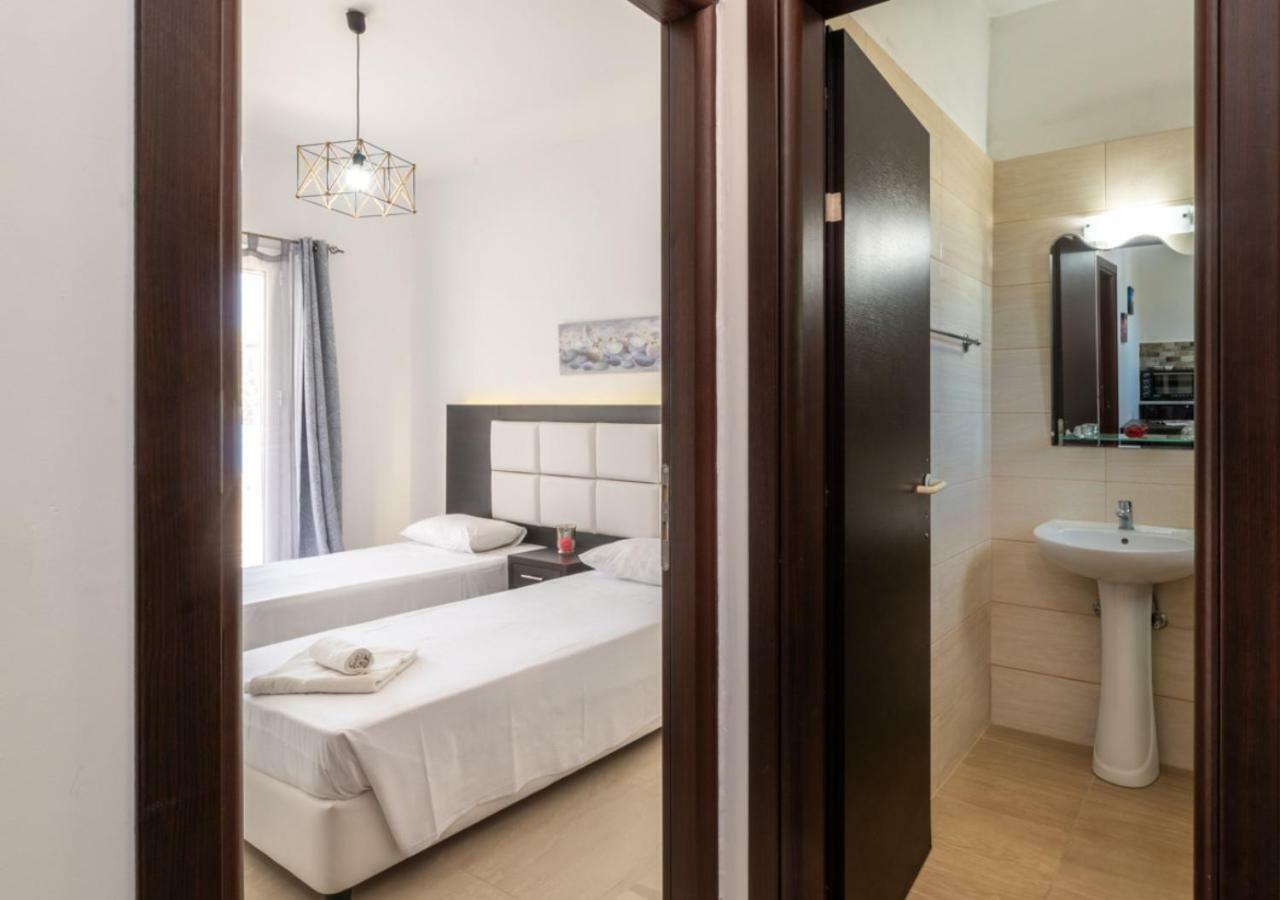 Villa Antonis Deluxe Apartments Amoudi Bagian luar foto