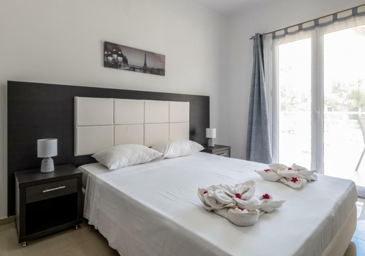 Villa Antonis Deluxe Apartments Amoudi Bagian luar foto